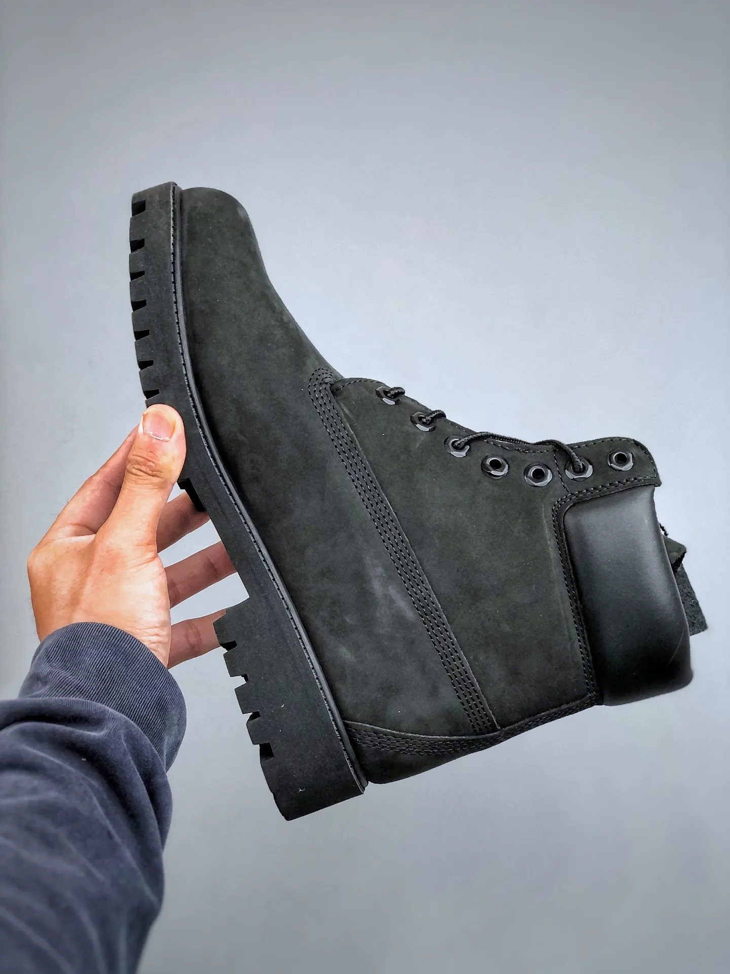 Local self-pickup💰800 supports store placement, get the pure and original top quality, one-to-one original development version Timberland can’t be beaten/classic yellow high-top [Female six-hole model 10361 Men’s seven-hole model 10061] Channel version of something, produced by Zhuhai OEM factory, Hong Kong purchasing agent of Hong Kong, unified channel delivery order, consistent quality of something, no need to emphasize gorgeous copywriting, just a brief introduction of materials, analysis of original genuine process, imported waterproof frosted cowhide, purple light logo anti-counterfeiting mark, precise computer sewing line, four-line parallel process, 10,000 times horizontal folding dynamic waterproofing, one-piece molding injection molding process ( ⚠️The difference is the cold-glued one-piece version) Rubber non-slip outsole is durable and wear-resistant. Fully genuine cowhide collar/lining/sole. Equipped with anti-fatigue shock-absorbing honeycomb insole. Extremely comfortable. Extremely practical for daily life. Classic, simple and easy to match. Essential for wind, rain, thunder, lightning, water, cold and heat insulation. Full set of cabinet packaging accessories (comes with shoelaces, cleaning eraser, and counter bag) Size: 35 36 37 37.5 38 38.5 39 39.5 40 41 41.5 42 43 43.5 44 44.5 45 one size larger. Authentic official website consistent size